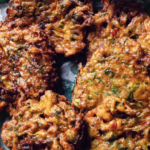 groentefritters in een mandje