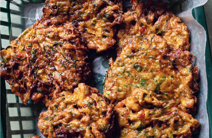 groentefritters in een mandje