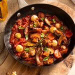 paddenstoele bourguignon in een pan
